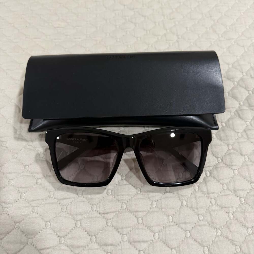Saint Laurent SL 559 Black Square Sunglasses with Case
58mm Sunglasses
Unisex